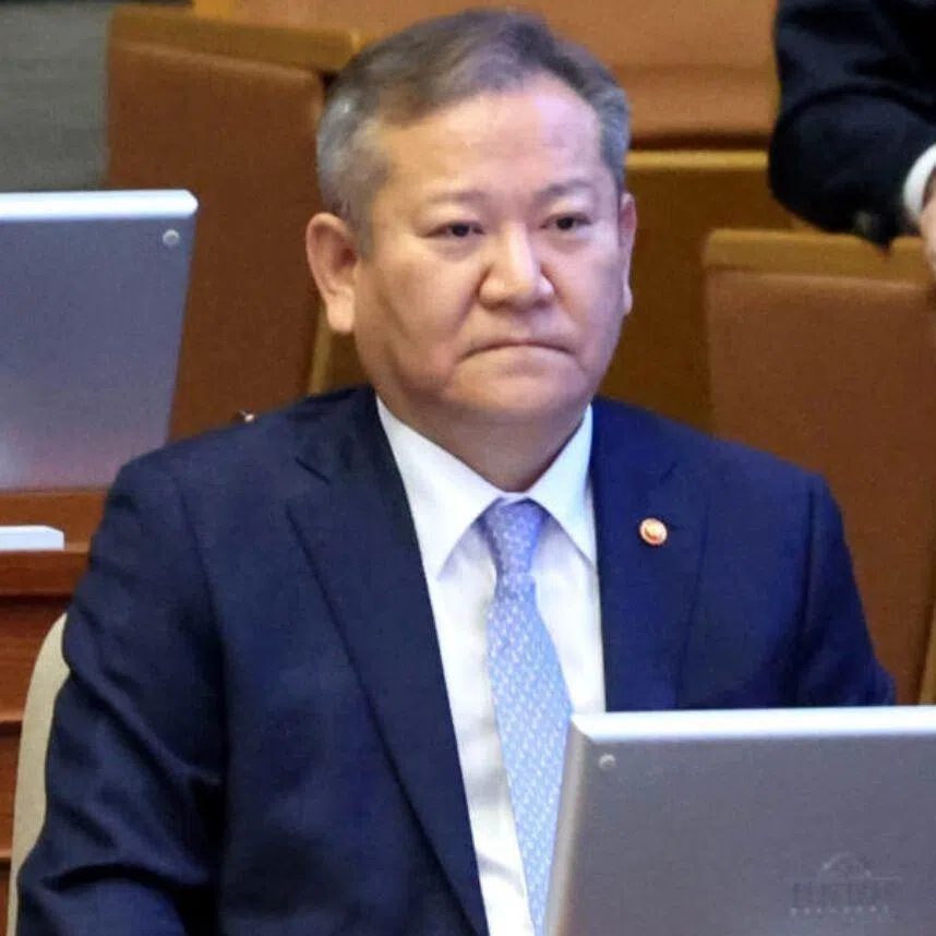 South Korea's former interior minister Lee Sang-min and its former prime minister Han Duck-soo received different sentences for the same charge.