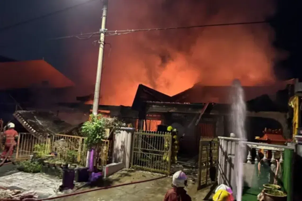 The fire completely destroyed one of the houses, while the four others were damaged to varying degrees.
