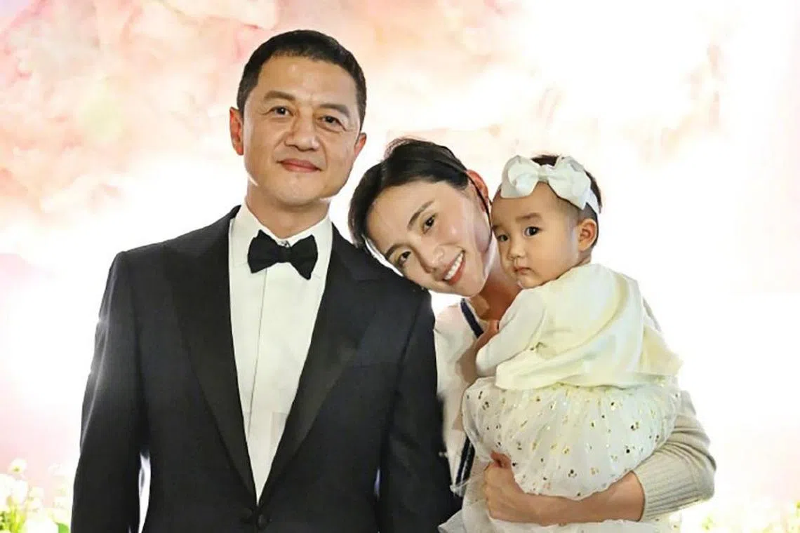  Li Yapeng posts a photo of himself with his wife Haiha Jinxi and their daughter Li Xia on social media on March 12, 2023.