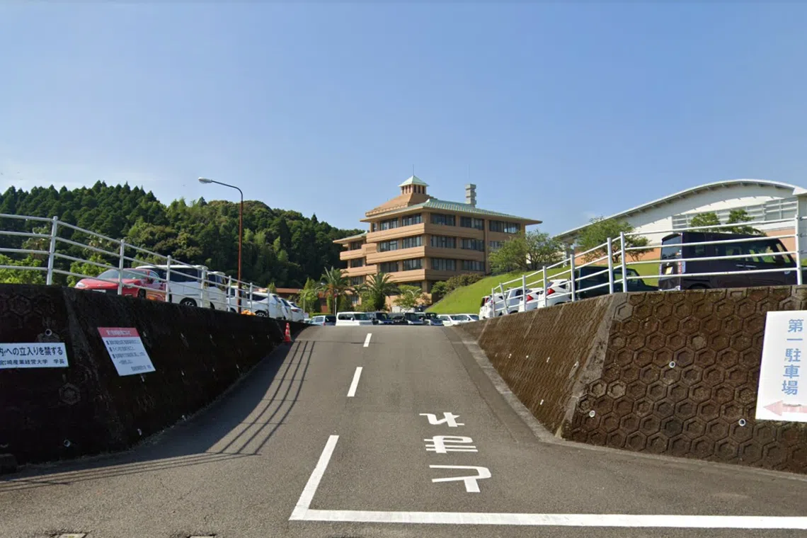 Miyazaki Sangyo-Keiei University said there was an unwritten rule that two spouses should not work there because it was a small institution, reported NHK.