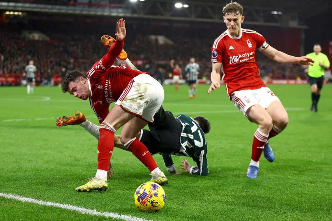 Soccer Football - Premier League - Nottingham Forest v Manchester United - The City Ground, Nottingham, Britain - December 30, 2023  Nottingham Forest's Ryan Yates and Neco Williams in action with Manchester United's Alejandro Garnacho Action Images via Reuters/Lee Smith