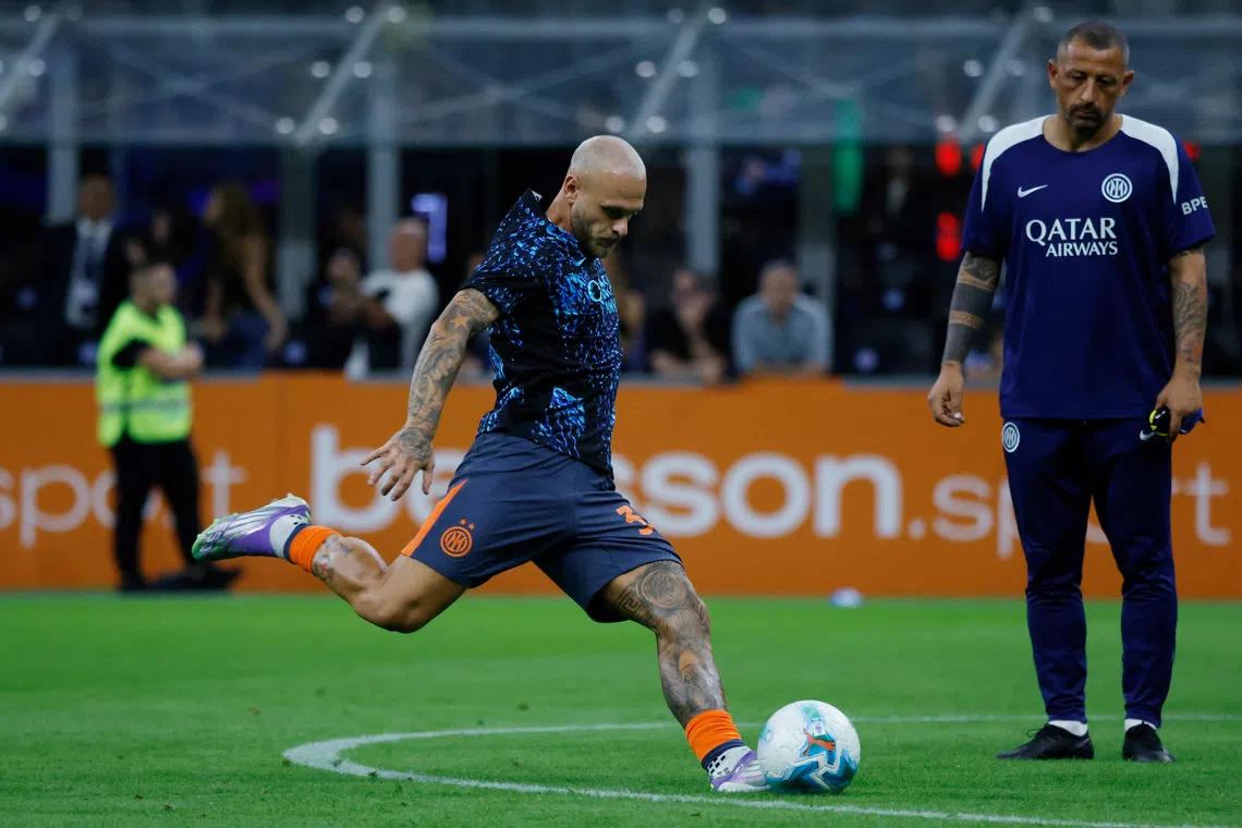 Soccer Football - Serie A - Inter Milan v Sassuolo - San Siro, Milan, Italy - September 21, 2025 Inter Milan's Federico Dimarco during the warm up before the match REUTERS/Alessandro Garofalo