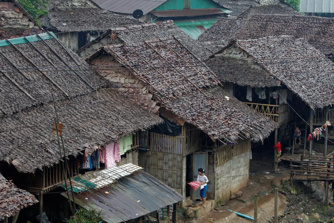 FILE PHOTO: Refugees who fled Myanmar are seen at their stilt houses at Mae La refugee camp, near the Thailand-Myanmar border in Mae Sot district, Tak province, north of Bangkok July 21, 2014. REUTERS/Chaiwat Subprasom/File Photo