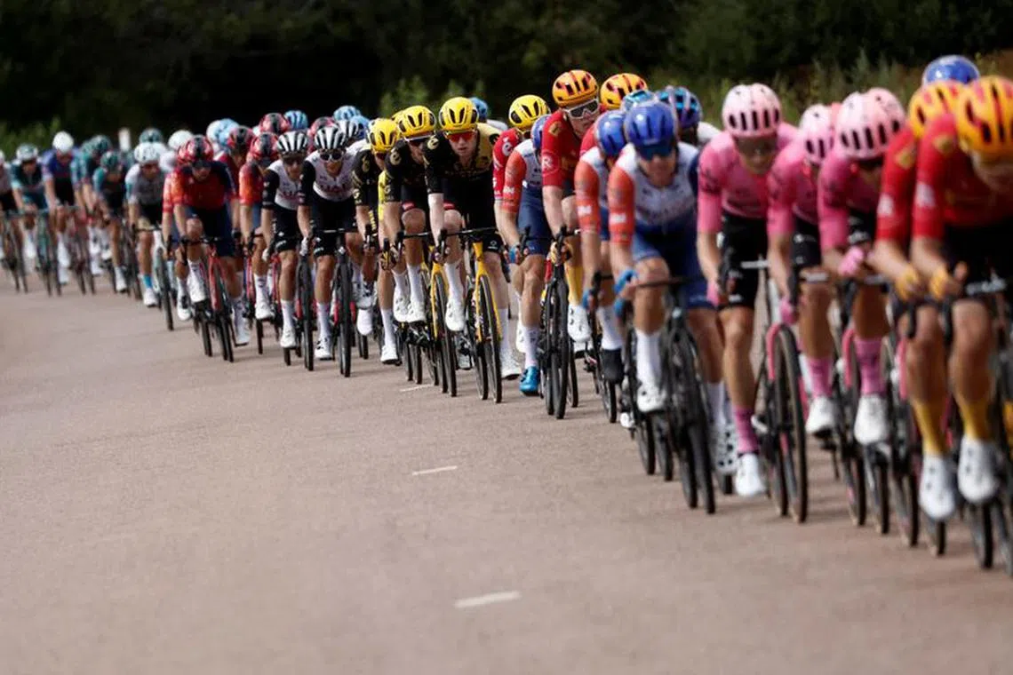 FILE PHOTO: Cycling - Tour de France - Stage 19 - Moirans-En-Montagne to Poligny - France - July 21, 2023 General view of the peloton in action during stage 19 REUTERS/Benoit Tessier/File Photo
