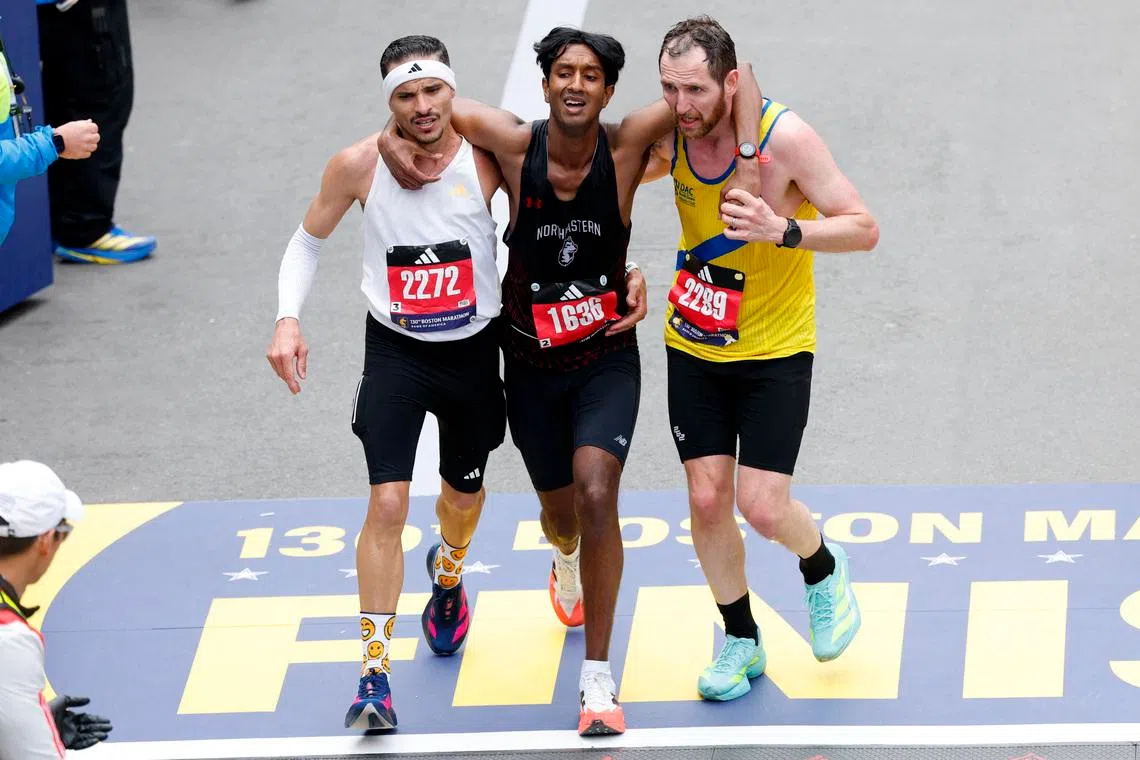 وطن نيوز – لحظة مفيدة لاثنين من الغرباء يساعدان عداءًا مريضًا في ماراثون بوسطن تنتشر بسرعة كبيرة