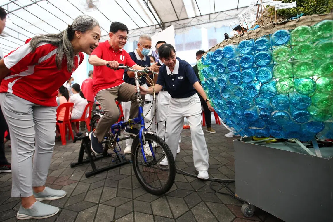 ST20221113_202233854966/Feline Lim/lyhsk13

Deputy Prime Minister Heng Swee Keat and MP for Nee Soon South Division Carrie Tan at a Tzu Chi Sustainability Day booth at Khatib Central Plaza on 13 November 2022.