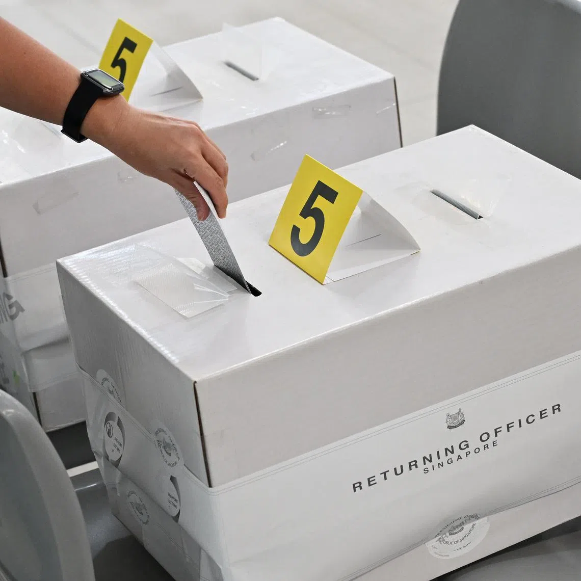 ST20250306_202540200862 Kua Chee Siong/ pixeld/
WHEN YOU ARRIVE AT THE POLLING STATIONStep 5: Fold the ballot paper. Drop it into the ballot box
A media briefing of the election process and interviews with two of Election Officials (EOs) as part of ELD's efforts on voter education at the ELD Training Centre located in Novena Rise, on Mar 6, 2025.