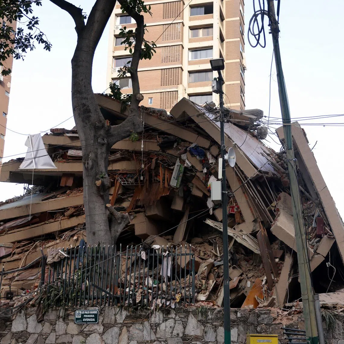 A general view of a collapsed building after earthquakes hit the country, in Caracas, Venezuela, June 25, 2026. REUTERS/Leonardo Fernandez Viloria