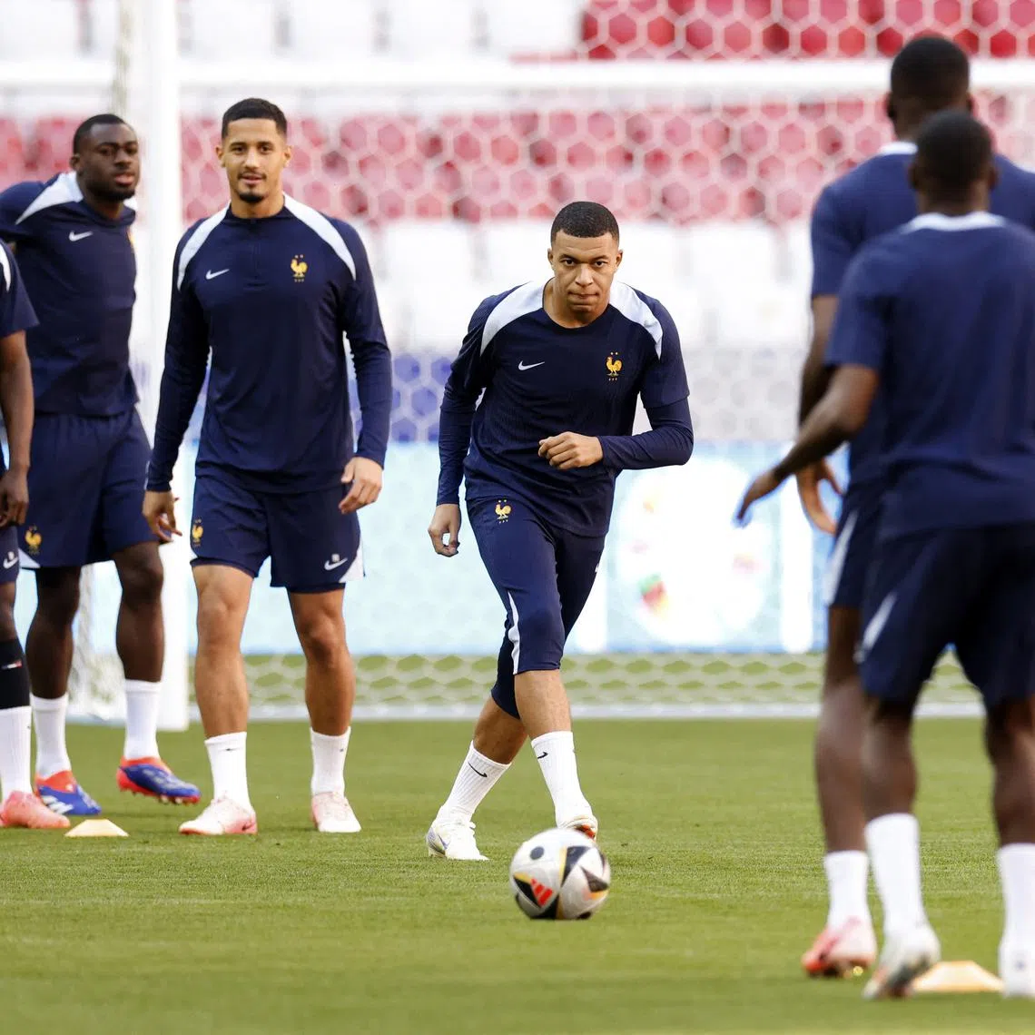 Soccer Football - Euro 2024 - France Training - Munich Football Arena, Munich, Germany - July 8, 2024 France's Kylian Mbappe, William Saliba and Eduardo Camavinga during training REUTERS/Michaela Stache