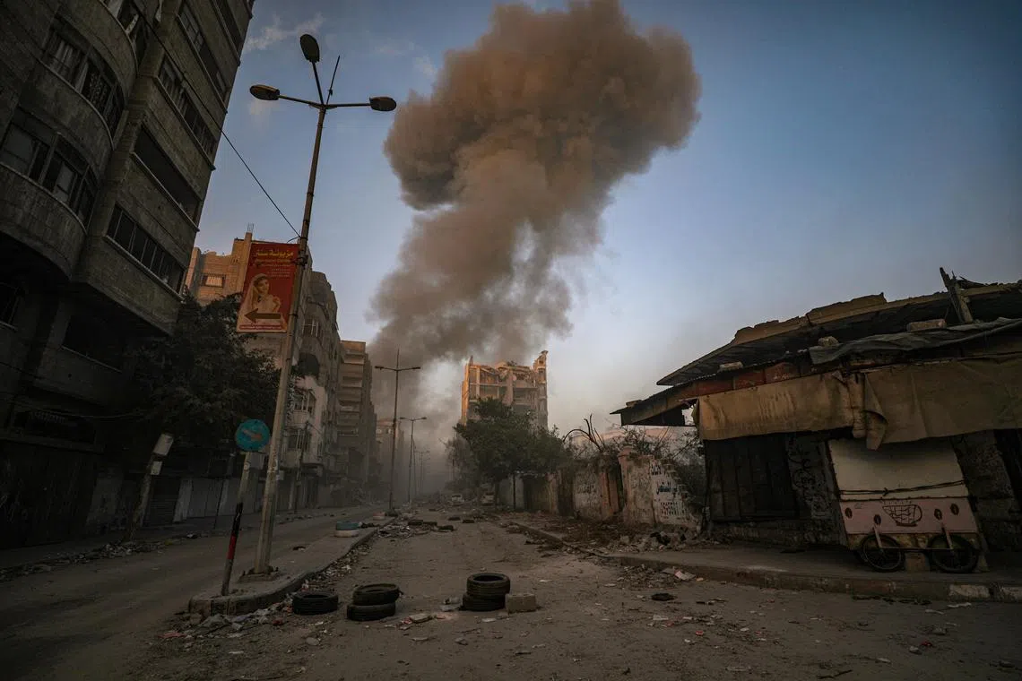 The candidates rejected pleas to rein in the conflict and called on Israeli PM Benjamin Netanyahu to destroy Hamas.