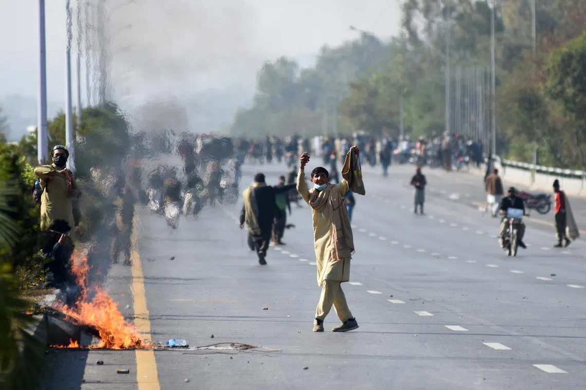 Supporters of the former Pakistani Prime Minister Imran Khan's party, Pakistan Tehreek-e-Insaf (PTI), attend a protest demanding the release of Khan, in Islamabad, Pakistan, November 26, 2024. REUTERS/Waseem Khan
