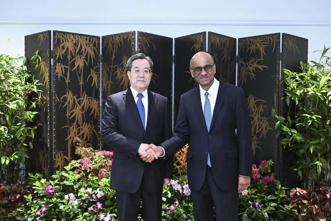 新华社照片，新加坡，2024年11月11日
    11月11日，中共中央政治局常委、国务院副总理丁薛祥在新加坡会见新加坡总统尚达曼。
    新华社记者 燕雁 摄