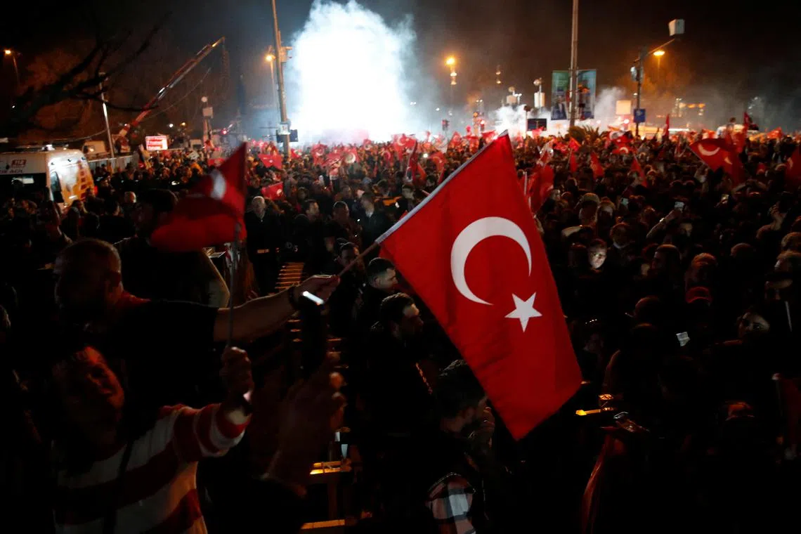 Supporters of Istanbul Mayor Ekrem Imamoglu, mayoral candidate of the main opposition Republican People's Party (CHP), celebrate following the early results in front of the Istanbul Metropolitan Municipality (IBB) in Istanbul, Turkey April 1, 2024. REUTERS/Dilara Senkaya