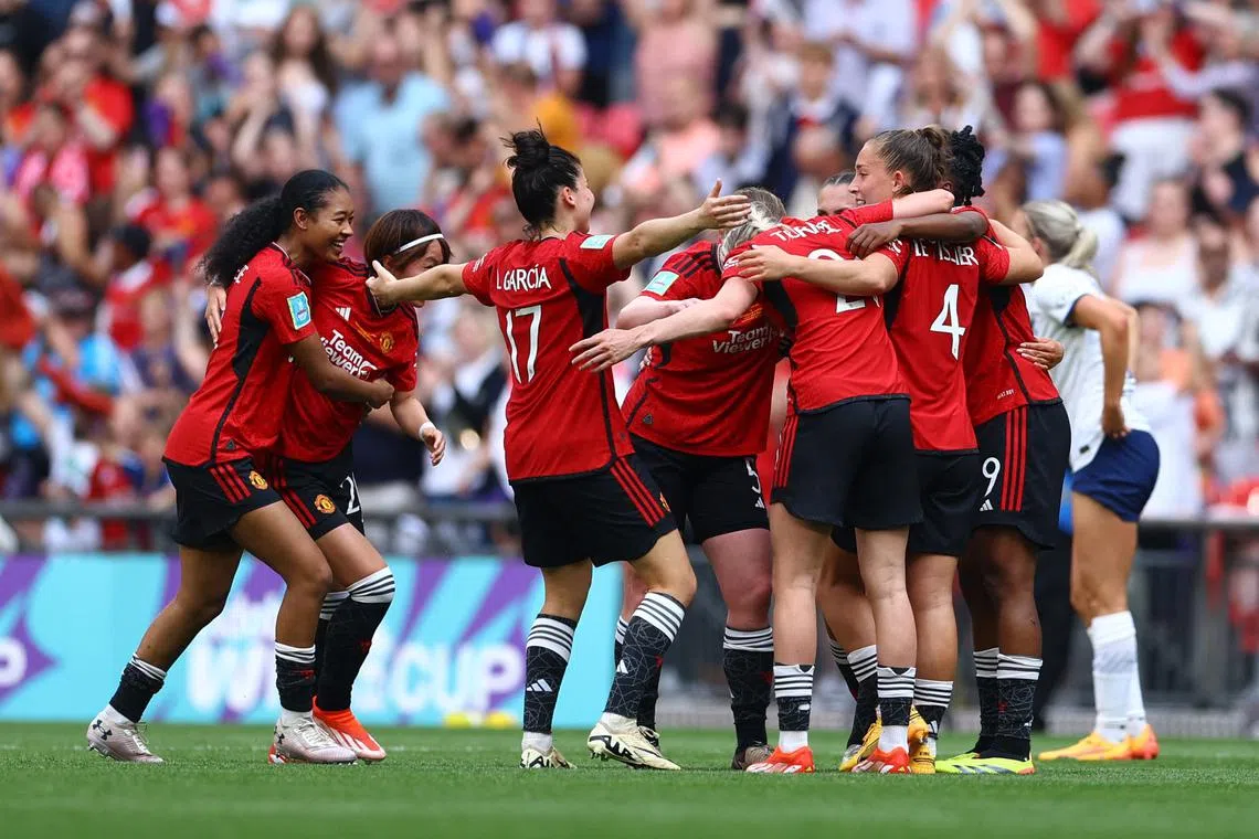 Soccer Football - Women's FA Cup - Final - Manchester United v Tottenham Hotspur - Wembley Stadium, London, Britain - May 12, 2024 Manchester United players celebrate after winning the women's FA cup REUTERS/Molly Darlington