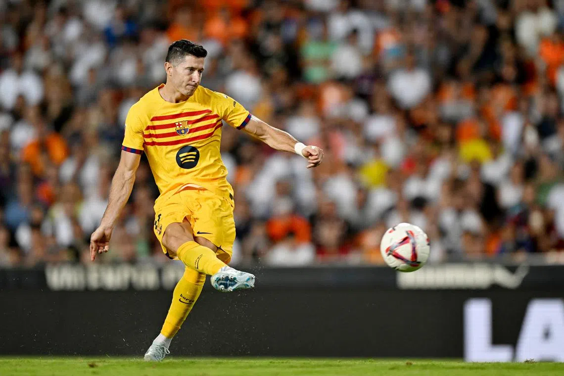 Soccer Football - LaLiga - Valencia v FC Barcelona - Estadio de Mestalla, Valencia, Spain - August 17, 2024 FC Barcelona's Robert Lewandowski scores their second goal from the penalty spot REUTERS/Pablo Morano