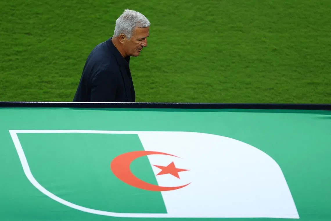 Soccer Football - FIFA World Cup 2026 - Group J - Jordan v Algeria - San Francisco Bay Area Stadium, Santa Clara, California, U.S. - June 22, 2026 Algeria coach Vladimir Petkovic during hydration break REUTERS/Luisa Gonzalez