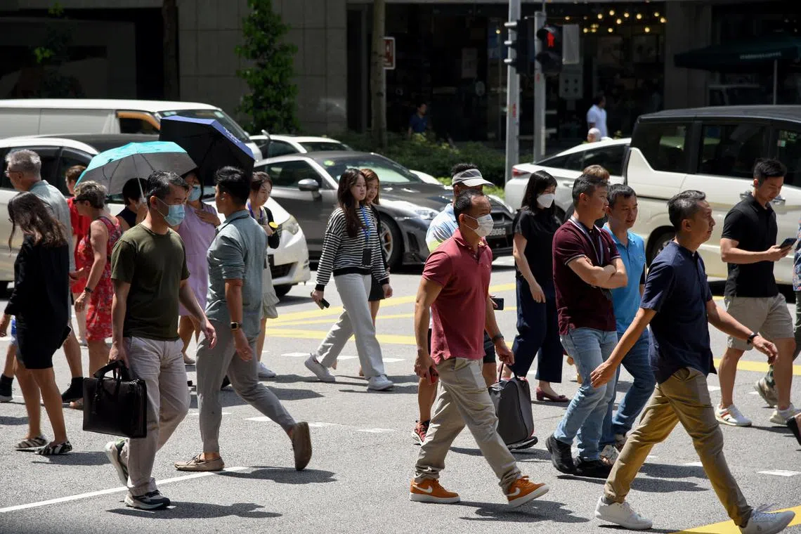 ST20240221_202472386484/pixgeneric/Heng Yi-Hsin Generic photo of office workers crossing Cecil Street during lunch hour on Feb 21, 2024. Can be used for stories about employment, manpower, PMET, jobs, economy, wages, salary, white collar, work, unemployment, labour market. ST PHOTO: HENG YI-HSIN