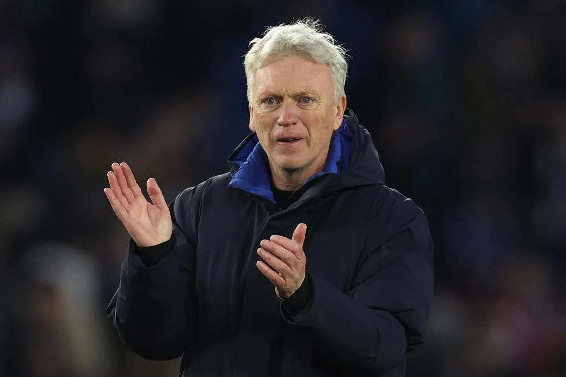 Soccer Football - Premier League - Brighton & Hove Albion v Everton - The American Express Community Stadium, Brighton, Britain - January 31, 2026 Everton manager David Moyes applauds fans after the match Action Images via Reuters/John Sibley