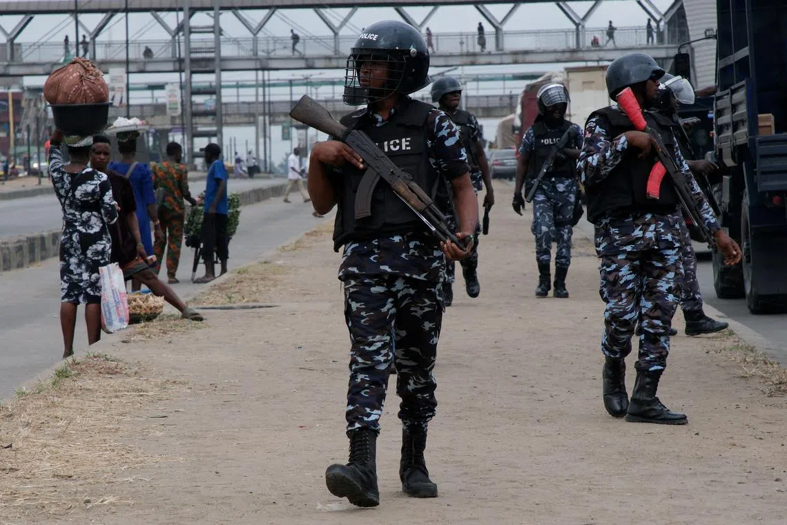 FILE PHOTO: Nigerian police personnel restrict protesters from convening for the sixth day of anti-government demonstrations against bad governance and economic hardship, in Lagos, Nigeria August 6, 2024. REUTERS/ Francis Kokoroko/File Photo