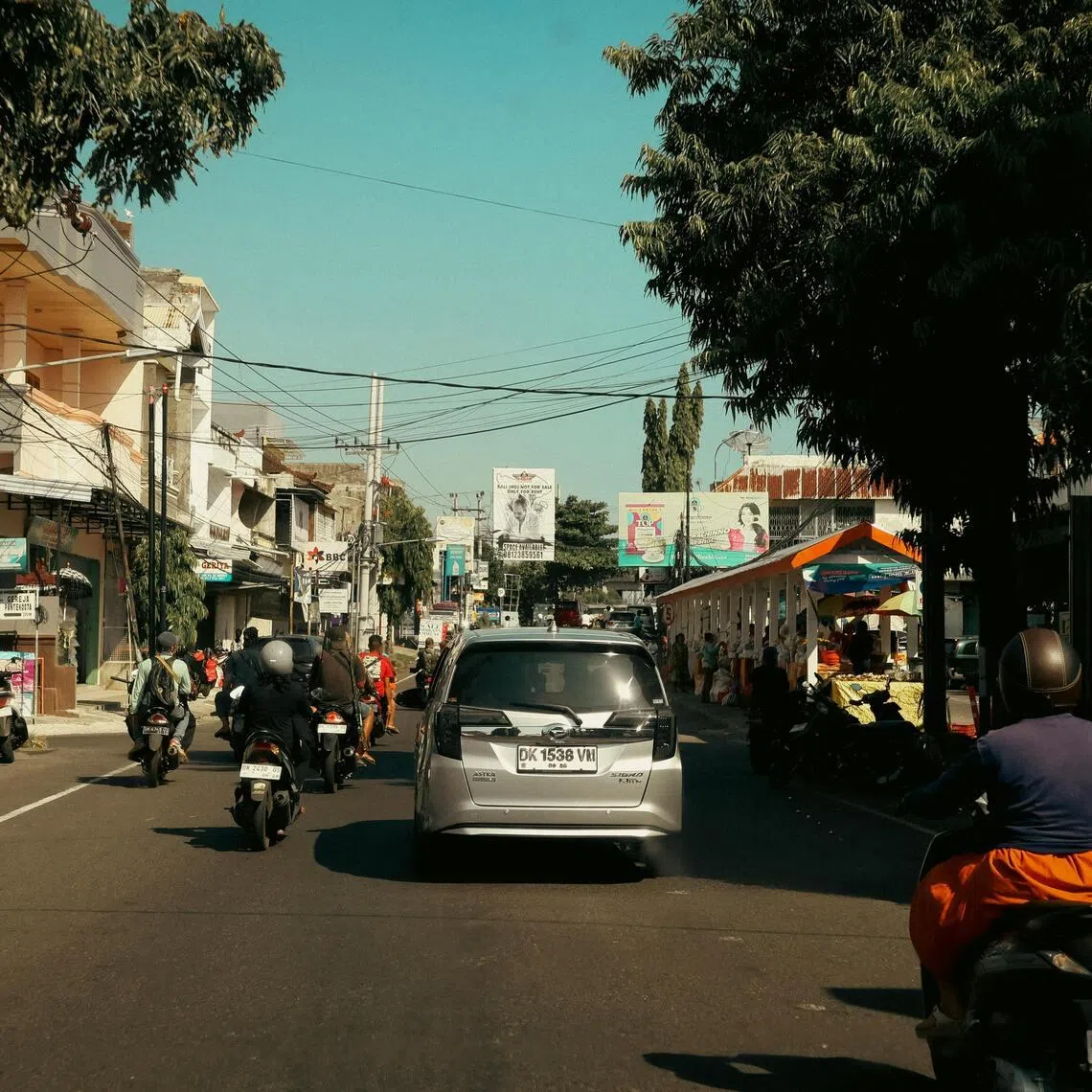 The 52-year-old woman and 40-year-old man were arrested after trying to smuggle close to 8kg of hashish from Thailand. The man hit several pedestrians during a car chase by the authorities.