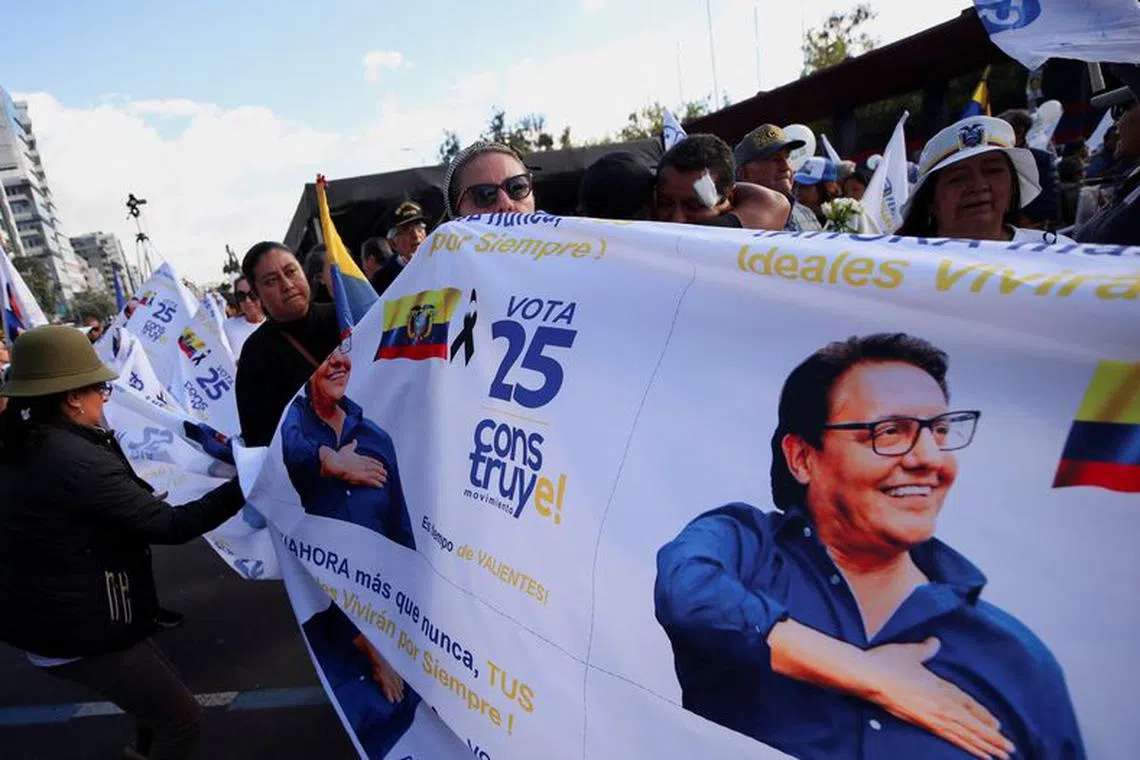 Supporters hold a banner with the picture of slain presidential candidate Fernando Villavicencio on the day of the closing campaign rally of Ecuadorean presidential candidate Christian Zurita, who is replacing Villavicencio, in Quito, Ecuador, August 17, 2023. REUTERS/Henry Romero/File Photo