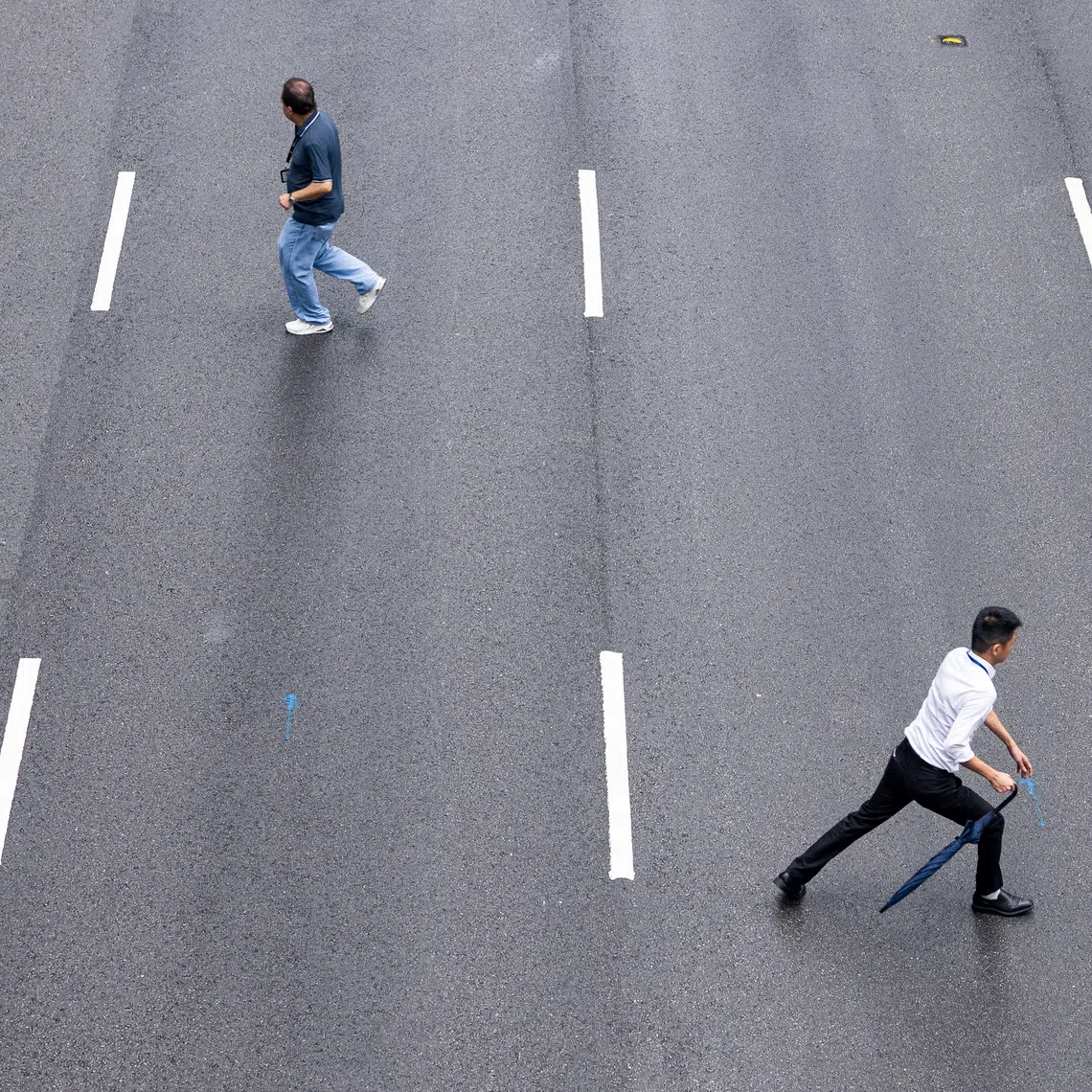 ST20250917_202569000144/pixgenerics/Brian Teo/Generic of office workers crossing the road at Shenton Way on Sept 17, 2025. Can be used for stories on CBD, employment, jobs, economy, recession, manpower, workers. ST PHOTO: BRIAN TEO