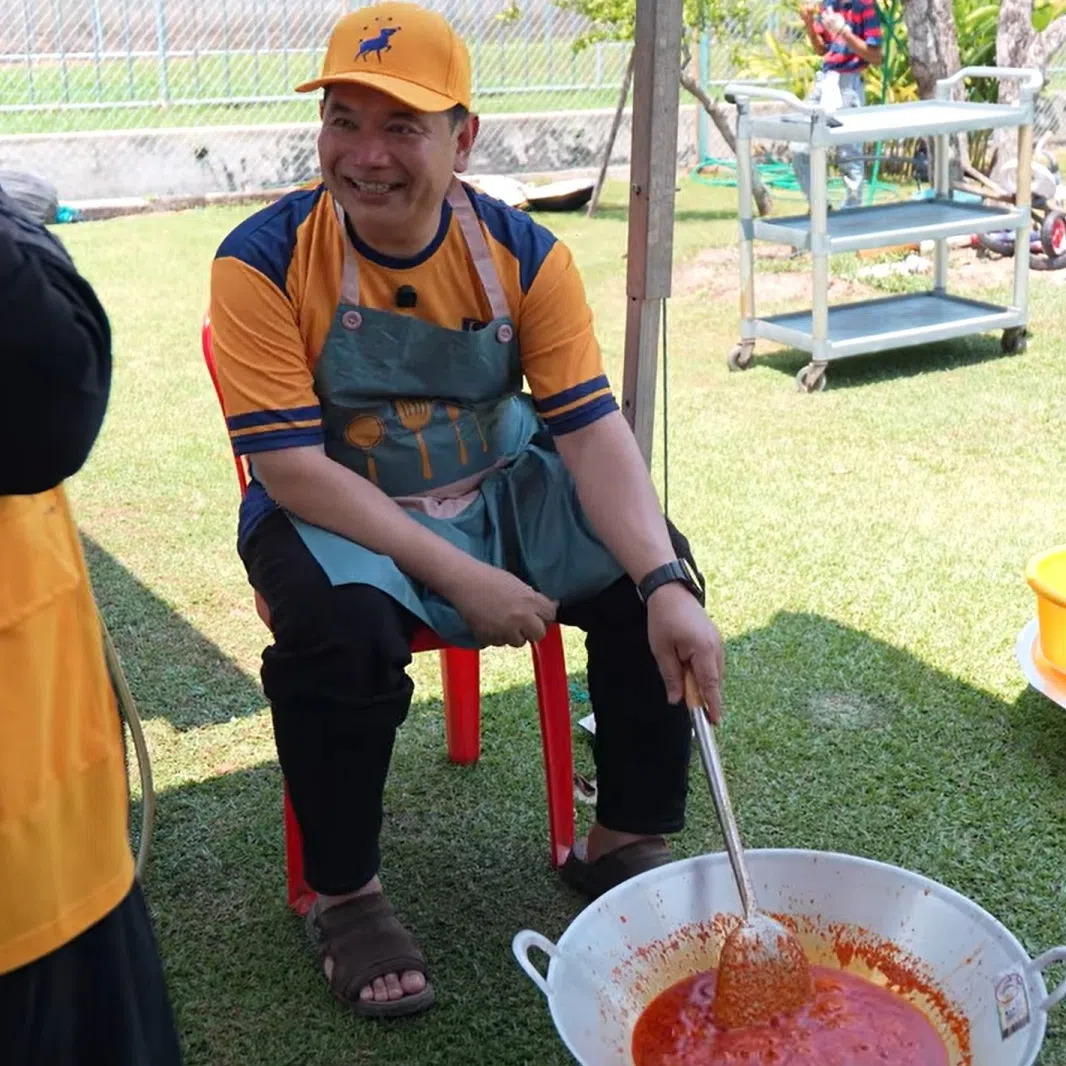 Former PKR deputy president and now Parti Bersama Malaysia de facto leader Rafizi Ramli stirring a pot of asam pedas during a party get-together event on Aug 15.