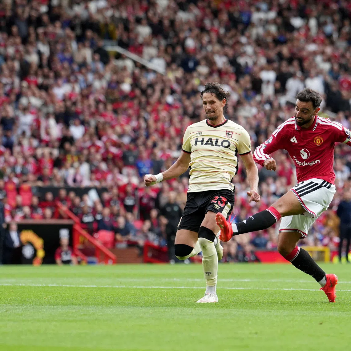 Soccer Football - Premier League - Manchester United v Ipswich Town - Old Trafford, Manchester, Britain - August 30, 2026 Manchester United's Bruno Fernandes scores their first goal REUTERS/Jon Super