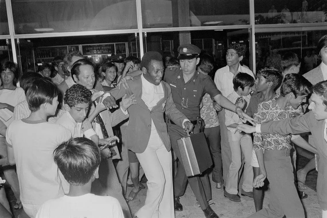 Soccer legend Pele whose trip here was arranged by Yeo Hiap Seng was mobbed by young fans who waited almost an hour at the airport on 30 Nov 1974. His visit here is the third leg of his Far East tour.