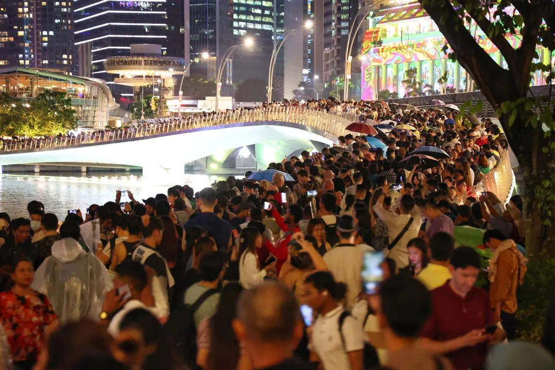 Merlion Park, One Fullerton, Jubilee Bridge and Youth Olympic Park were being closed to “ensure public safety and prevent overcrowding”.