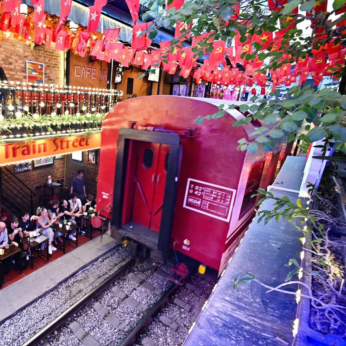The railway cafe street, located mainly in the Kham Thien and Phung Hung areas of Hoan Kiem district, has become one of Hanoi’s most photographed attractions in recent years.