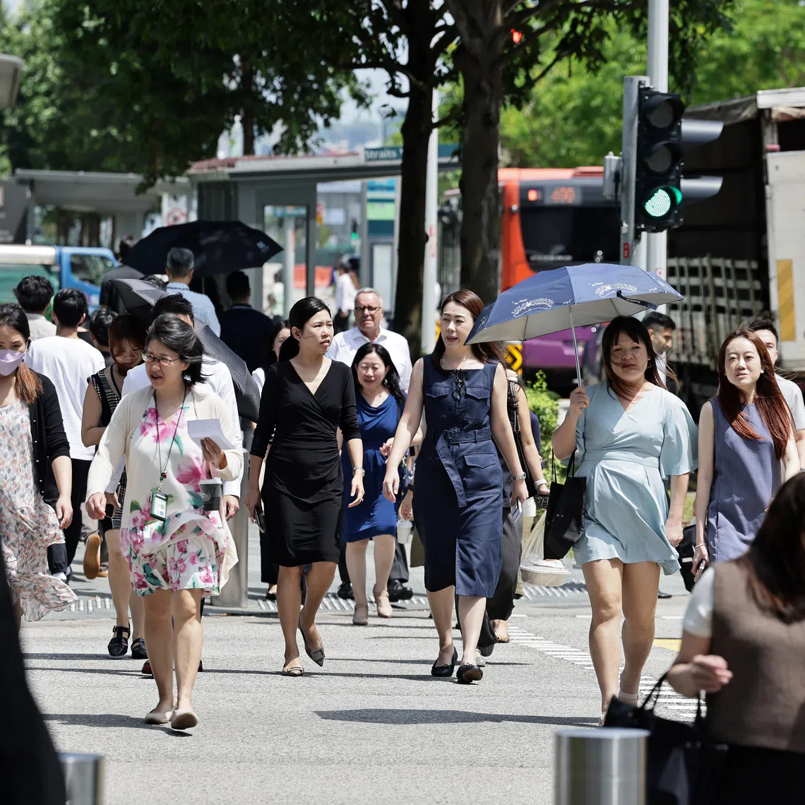 pixgeneric/ Photo of office workers during lunch hours at Marina CBD area taken on July 9, 2025- use for The breakthrough of technologies such as AI , and wave of digitization and transformation will affect everyone and these changes will impact working lives on a daily basis, economy, gig economy, salary adjustment, CPF, MOM, manpower, job market, retrenchment, female workforce refers to the segment of the population that is employed or actively seeking employment, low employment, high employment