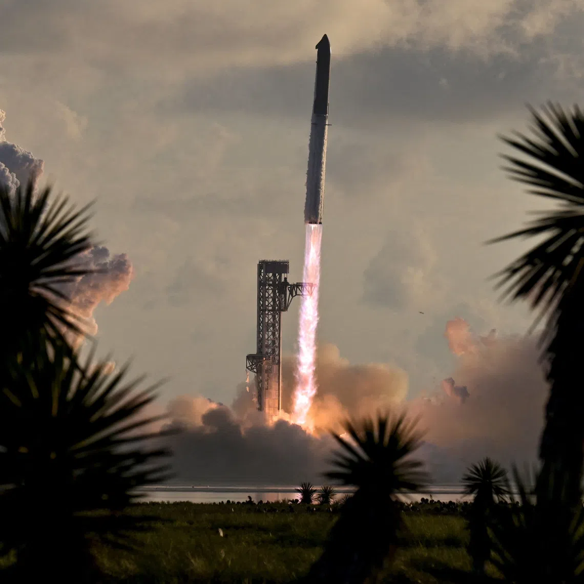The SpaceX Starship and Super Heavy v3 Booster lift off on its 14h test flight from the SpaceX launch complex in Starbase, Texas, on Sept 28.