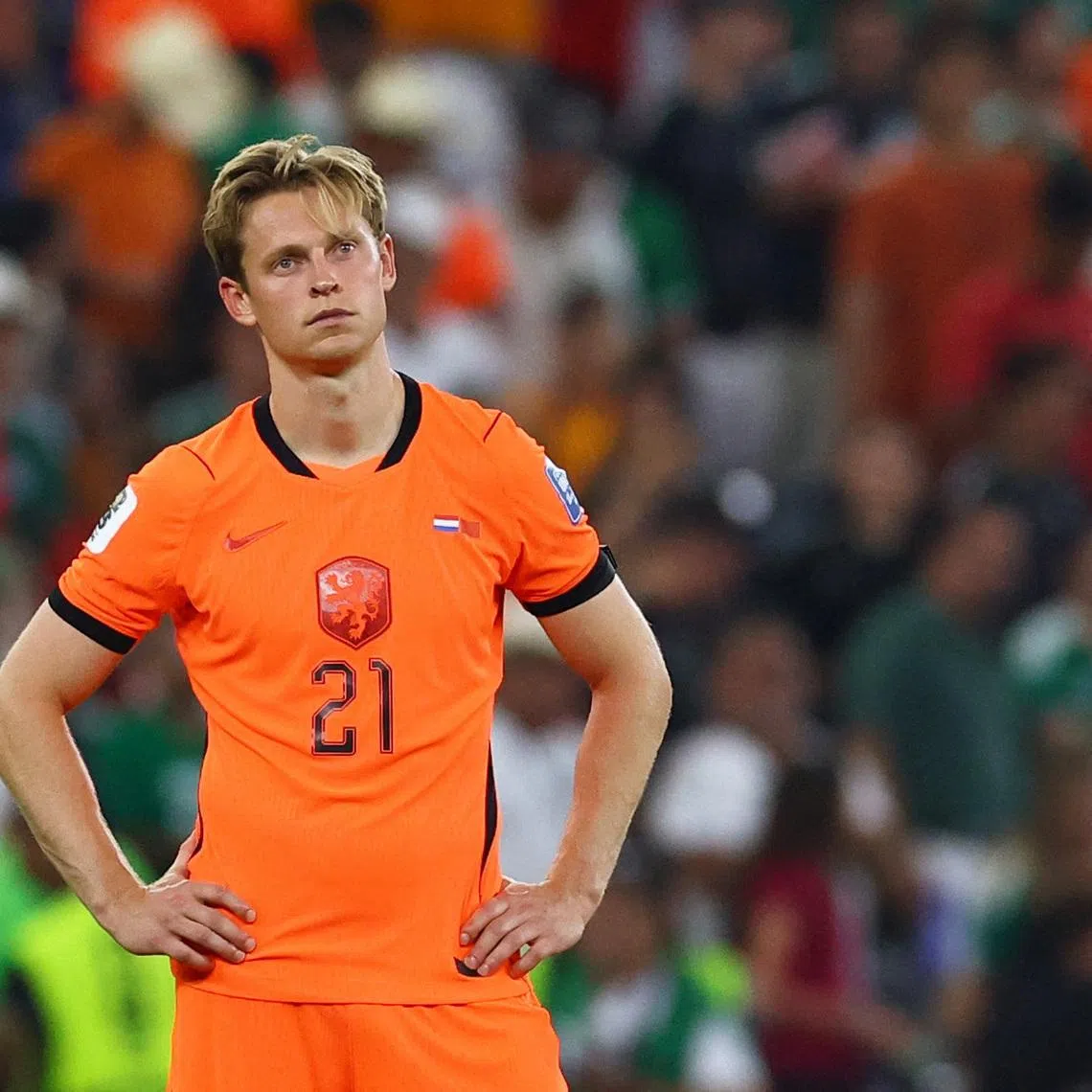 Frenkie de Jong played at the tournament with a heavy bandage on his knee.