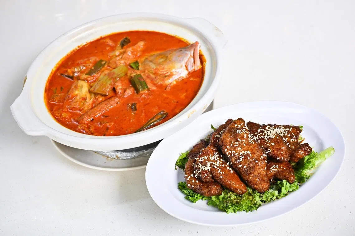 Cabeça de peixe com curry e costelas de café de Xiao Hei Tsi Cha.