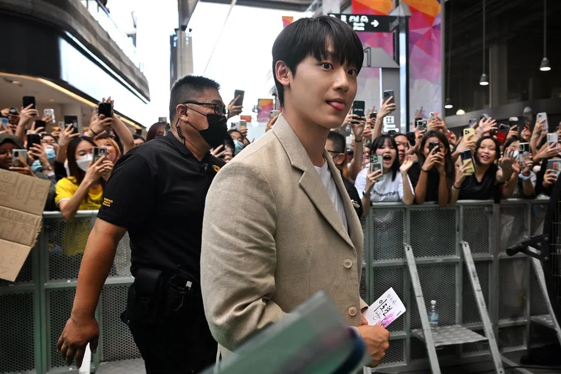 Slug: rakto13
ST PHOTO: Chong Jun Liang

Korean actor Lee Do Hyun greets fans at the Korea Travel Fair at Our Tampines Hub on May 13, 2023 

******


The Korea Travel Fair will be held from May 12 to 14 at Our Tampines Hub. The fair will feature art and music performances, cooking classes, K-beauty makeup demonstrations, travel promotions and a guest appearance from The Glory star Lee Do Hyun on May 13. He will be sharing about his different filming locations. Prior to that is an official opening ceremony at 11.30am, with presence of Ambassador and executive vice president from KTO and very likely a minister (not confirmed).

Over 55 exhibitors will be present at the event, including regional tourism organisations, airlines, travel agencies and Korean retailers. Booths will be set up for visitors to check out travelling deals to Korea and other travelling information about the different regions in South Korea.