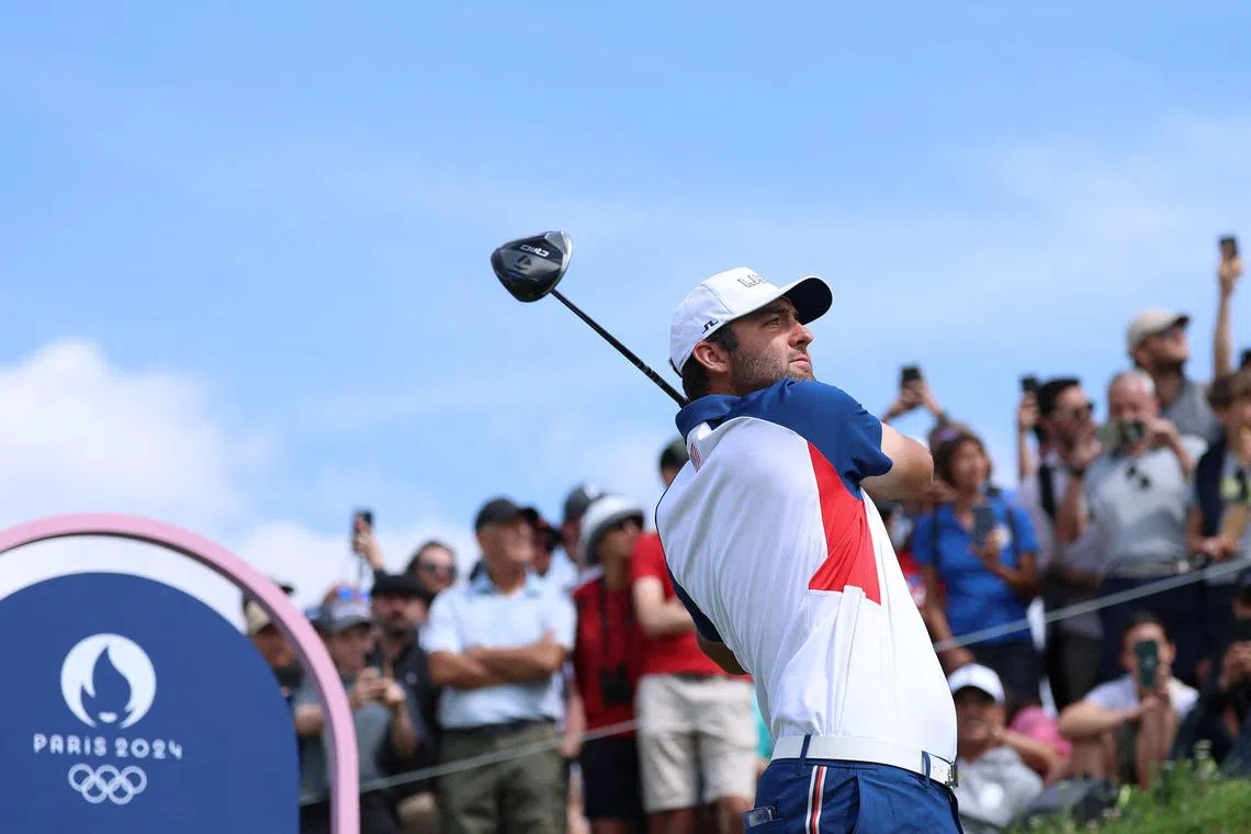 US' Scottie Scheffler competes in round 4 of the men’s golf individual stroke play of the Paris 2024 Olympic Games at Le Golf National in Guyancourt, south-west of Paris on August 4, 2024. (Photo by Emmanuel DUNAND / AFP)