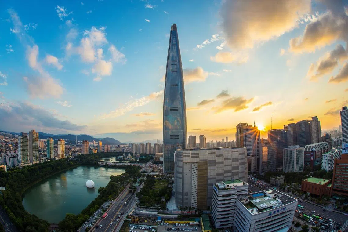 The suspect wrote in an anonymous post that he plans to go on a stabbing rampage near Exit No. 1 of Gangnam Station.