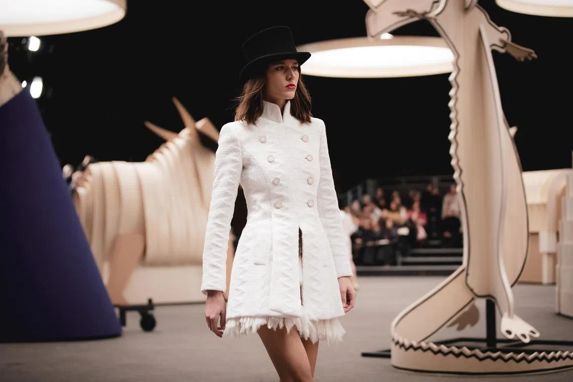 llcouture - chanel_ss-2023-hc-show-look-01_copyright-chanel-4-HD


Credit: CHANEL