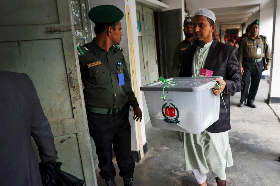 An official brings ballot box for counting casted votes after voting is timed out at a polling station, during the 12th general election in Dhaka, Bangladesh, January 7, 2024. REUTERS/Mohammad Ponir Hossain/ File Photo