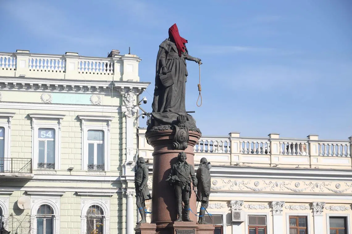 The Catherine the Great statue with an executioner's hood on its head and a rope with a noose in its hand placed by activists.