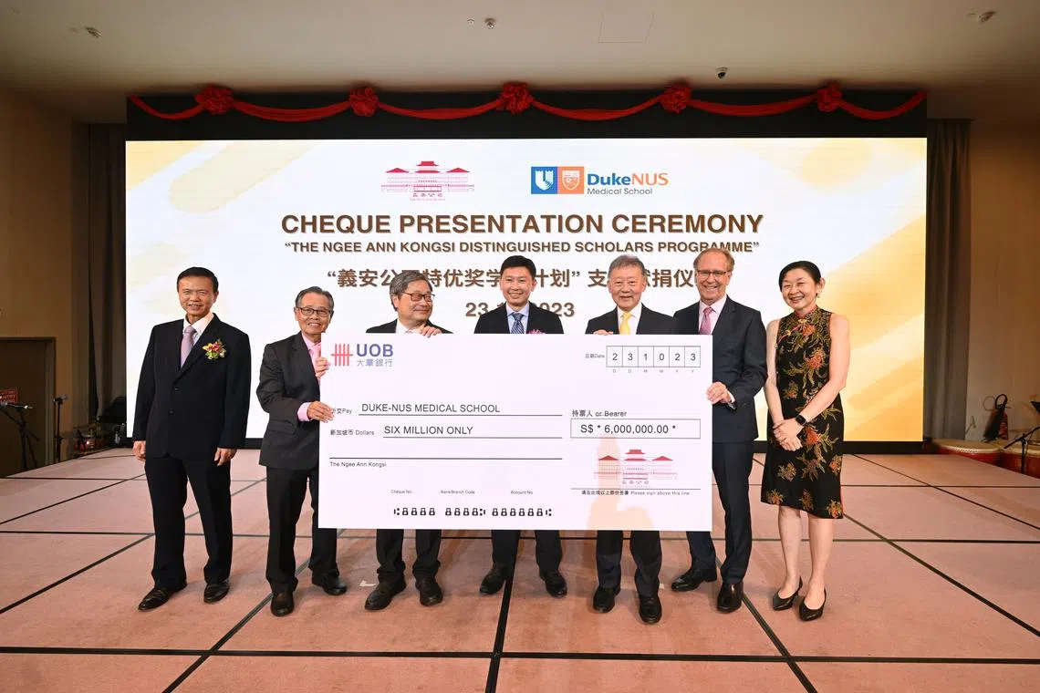 Senior Minister of State for Finance Chee Hong Tat (centre) at the cheque presentation with (from left) Ngee Ann Kongsi vice-presidents Teo Kiang Ang and Lie Kee Pong and president Wu Chiaw Ching, Duke-NUS Medical School's governing board chairman Goh Yew Lin and dean Thomas Coffman and SingHealth Group CEO Ivy Ng.