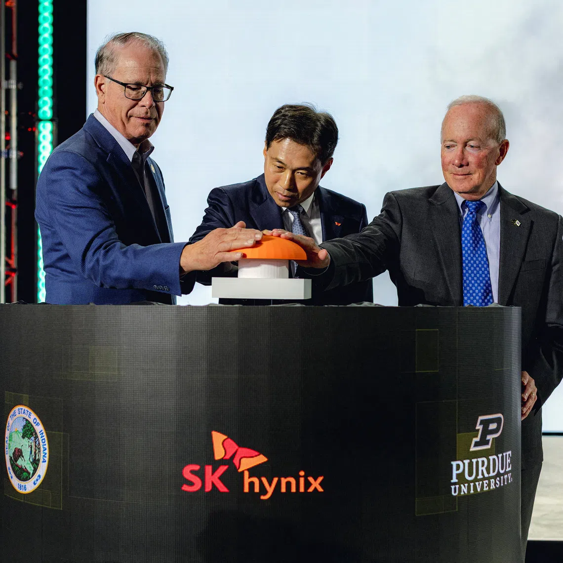 (From left) Indiana Governor Mike Braun, SK Hynix CEO and president Noh-jung Kwak, and Purdue University president Mitchell E. Daniels Jr. at the groundbreaking ceremony on Aug 27.