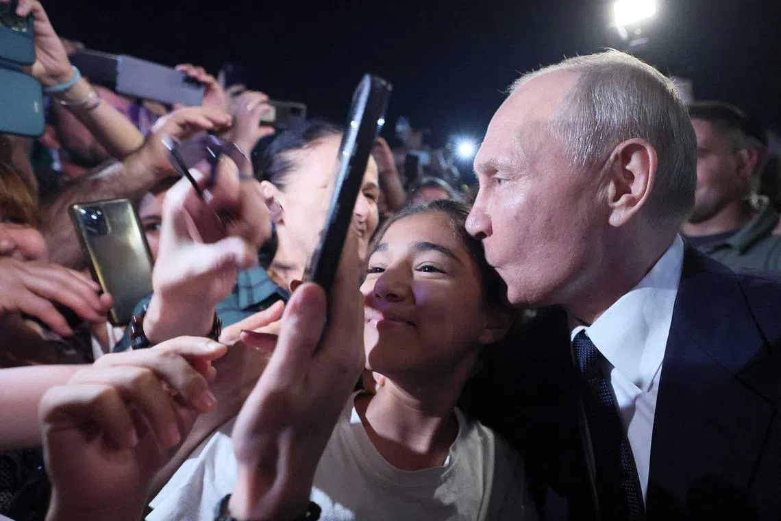 TOPSHOT - Russian President Vladimir Putin meets with residents of Derbent during his working trip to Russia's Republic of Dagestan on June 28, 2023. (Photo by Gavriil GRIGOROV / SPUTNIK / AFP)