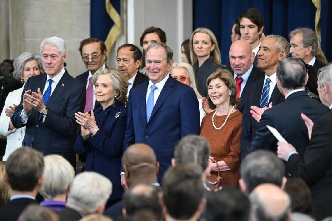 epa11838957 (LR) L'ancien président américain Bill Clinton, l'ancienne secrétaire d'État Hillary Clinton, l'ancien président George W. Bush, l'ancienne première dame Laura Bush et l'ancien président Barack Obama assistent à la cérémonie d'investiture avant que Donald Trump ne prête serment en tant que 47e président américain en la rotonde du Capitole des États-Unis à Washington, DC, États-Unis, 20 janvier 2025. EPA-EFE/SAUL LOEB / POOL