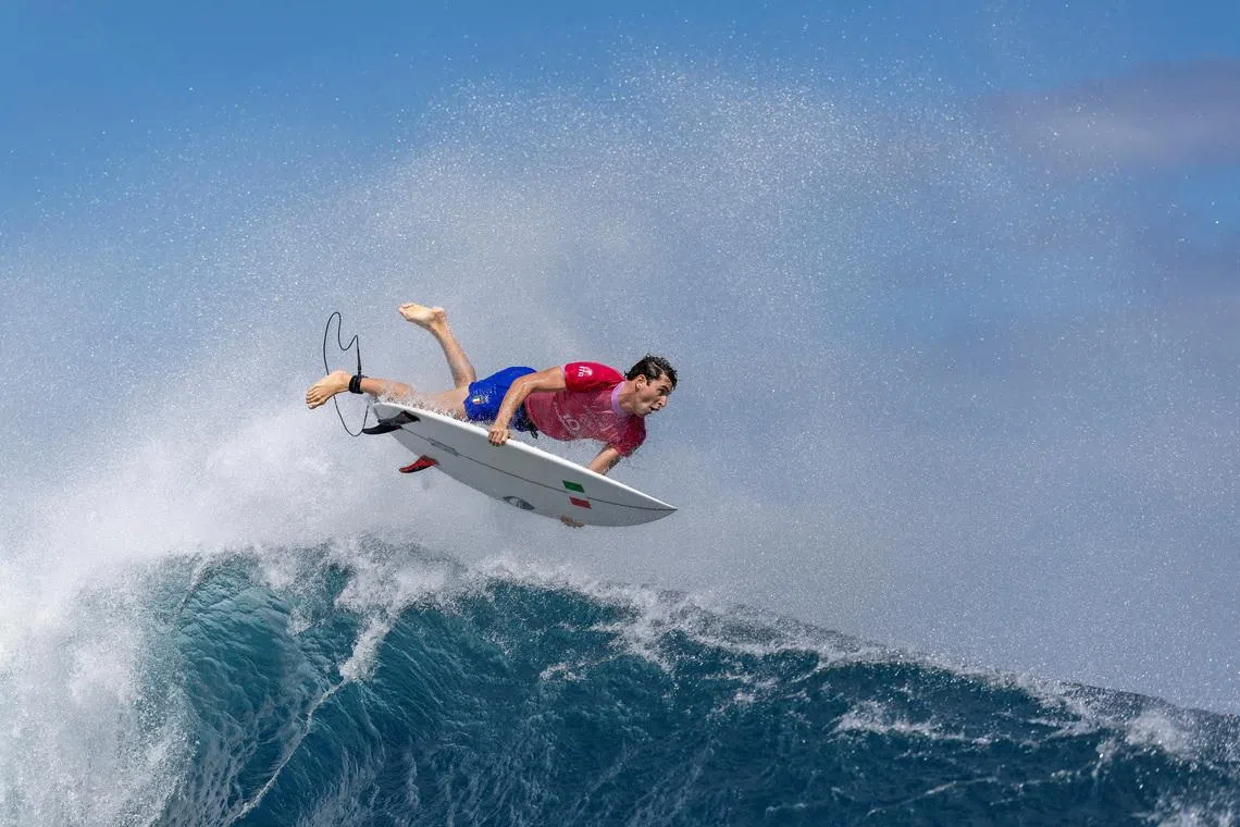 Paris 2024 Olympics - Surfing - Men's Round 2 - Heat 1 - Teahupo'o, Tahiti, French Polynesia - July 28, 2024. Leonardo Fioravanti of Italy exits a wave. Ed Sloane/Pool via REUTERS