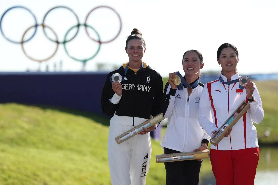 Paris 2024 Olympics - Golf - Women's Victory Ceremony - Le Golf National, Guyancourt, France - August 10, 2024. Gold medallist Lydia Ko of New Zealand, silver medallist Esther Henseleit of Germany and bronze medallist Xiyu Lin of China pose with their medals REUTERS/Paul Childs