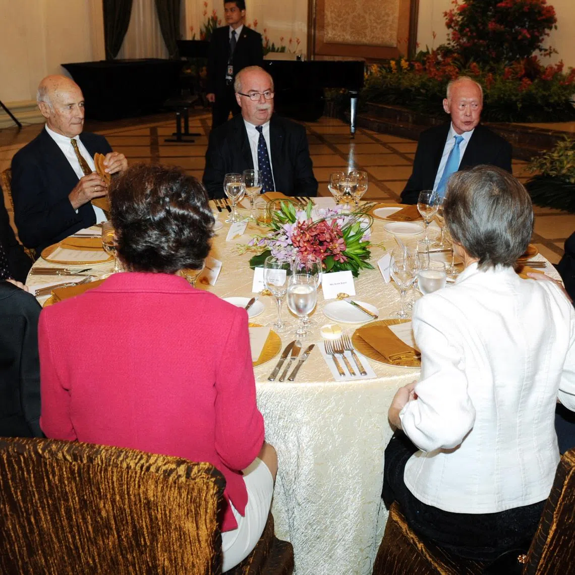 Singapore’s founding prime minister Lee Kuan Yew (right) at a dinner for members of the Total International Advisory Committee with Mr Joseph Nye (third from left) on Sept 21, 2012.