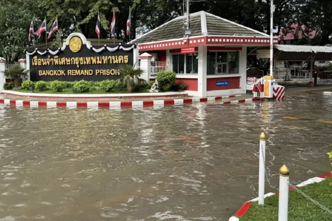 Flooding in front of the Bangkok Remand Prison in Chatuchak on Nov 4.