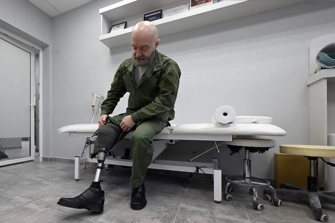 Dmitry, 54 anos, que perdeu a perna direita quando sua unidade foi bombardeada enquanto tentava cruzar o rio Dnipro no campo de batalha na Ucrânia, recebeu uma prótese em uma oficina de próteses civis na região de Leningrado, em 22 de janeiro. 